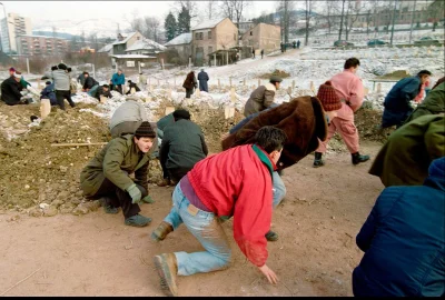 myrmekochoria - Uczestnicy pogrzebu w Sarajewie kulący się przed ostrzałem, grudzień ...