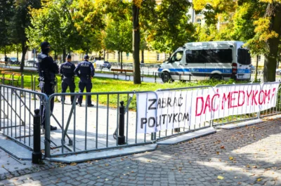 Rivo - Chcecie trochę absurdów na poziomie pilnowania pomnika smoleńskiego na pl. Pił...