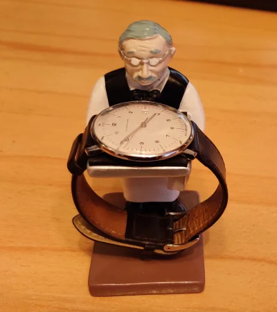 Dipolarny - Kupiłem sobie stojak na zegarek, fituje? :D
#zegarki #zegarkiboners