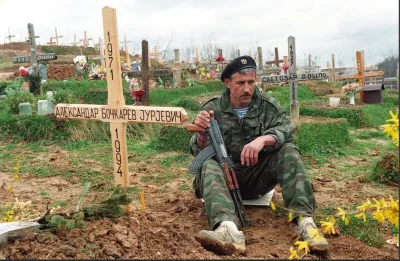 myrmekochoria - Rosyjski ochotnik na wojnę w Bośni obok grobu swojego przyjaciela, cz...