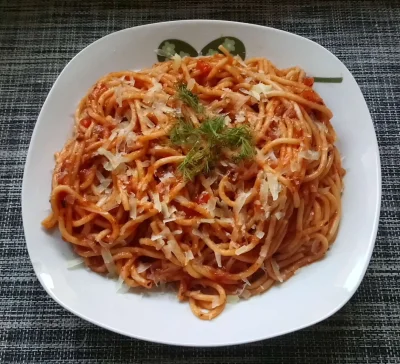 emerjot - #gotujzwykopem #jedzzwykopem #obiad Spaghetti z sosem bolognese, posypane t...