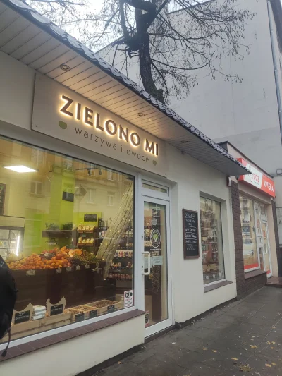 jmuhha - W Poznaniu znajduje się sklep w którym rośnie drzewo i wystaje ponad dach. 
...