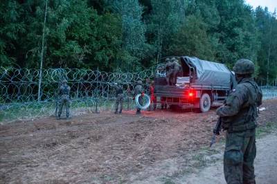 MagicznyKarolek - Jestem pod Kuźnicą. Oficjalne informacje są gówno warte, sytuacja j...