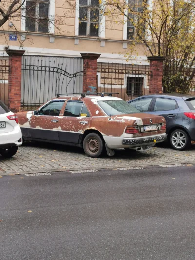 Szopin - Takie cudo w #torun na starówce
#spotted #mercedes #w124 #motoryzacja