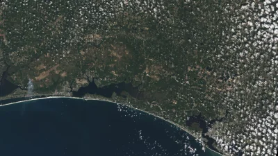 sznaps82 - Białe piaski Pensacola Beach wyróżniają się na zdjęciu z Landsat 9 przedst...