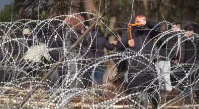 ekjrwhrkjew - Po sieci roznosi się nagranie gdzie imigrant stoi z sekatorem. Wielu od...