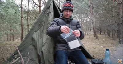 RussianBoi2 - Imigrant na granicy z Białorusią otwierający ostatnią porcję jedzenia w...