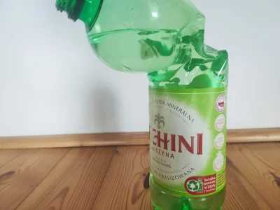 Tino - Ostatni raz kupiłem butelkę w 100% z recyklingu. Bierzesz to w ręce i rozwala ...