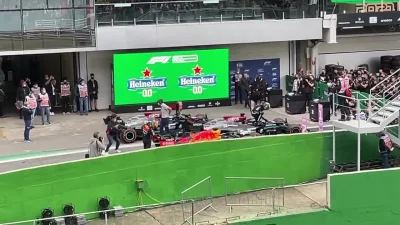 Clint - Verstappen sprawdził tylne skrzydło po Q3. #f1