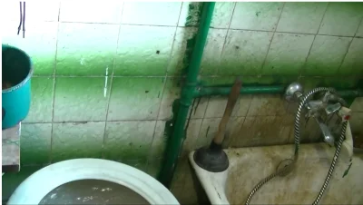 RussianBoi2 - Tak wygląda postawiona na granicy toaleta, w której imigranci załatwiaj...