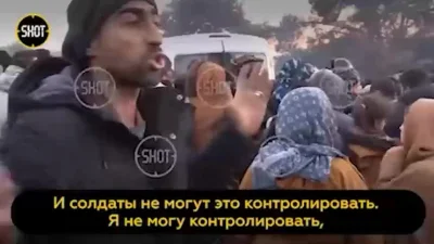 Zmorka - > Białoruscy strażnicy graniczni muszą uspokajać uchodźców, którzy rzucają s...