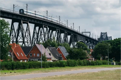ff_91 - Pociąg Intercity z Kopenhagi do Hamburga przejeżdża przez most nad Kanałem Ki...