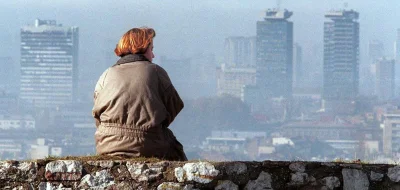 myrmekochoria - Bośniaczka spogląda na Sarajewo, 1995. 

#starszezwoje - tag ze sta...