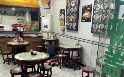 LuckyStrike - Właśnie siedzę w ujgurskiej knajpie w #chiny. Chłop się modli na dywani...