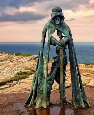 Artktur - Posąg króla Artura Tintagel, Kornwalia

#fotografia #exploworld #anglia