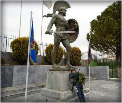 B.....a - Grecki żołnierz przy pomniku króla Leonidasa I

Przechodniu, powiedz Spar...