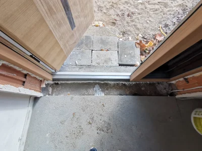 officialmirekaccount - Mirki muszę zalać betonem szpare pomiędzy drzwiami a posadzką ...