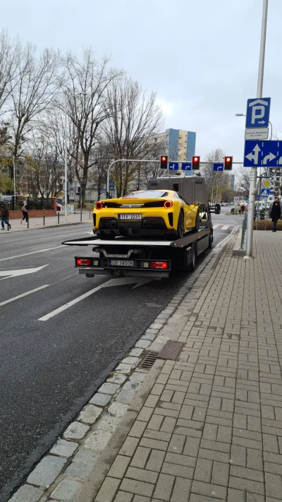 kolar1 - Przed chwilą obok przejechała Alfa Romeo a w niej koleś z szyderczym uśmiech...