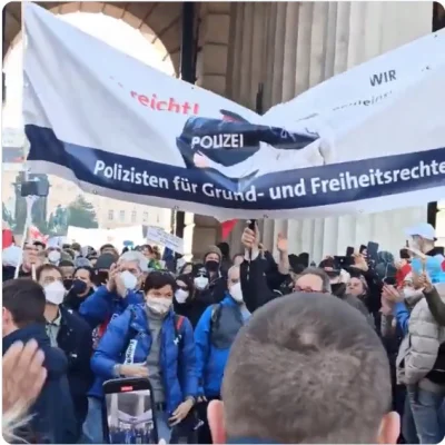bet730 - Wedle zapowiedzi, policjanci pojawili się na wiedeńskim proteście.

 policj...