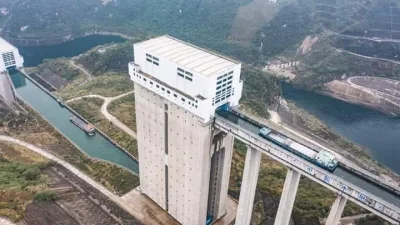 juzwos - Wow! Chiny wybudowały windę dla okrętów, aby móc transportować je przez góry...