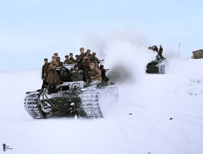 wojna - Radzieccy żołnierze przemieszczają się na czołgach ciężkich KV-1, niedaleko S...