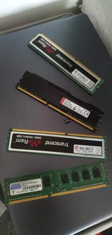 MeowsAndStuff - @slavoy: kolekcja DDR3 z starego kompa. Spróbuję szczoteczka wymyć wo...