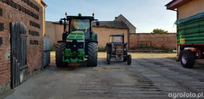 qoompel - Na zdjęciu imponujący traktor obładowany nowoczesną technologią zdolny do p...