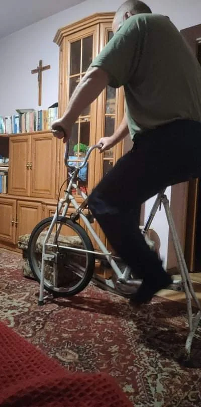 lossiemkos89 - Trening ojciec robi na rowerze wyrwanym ze złomu za 20zl( ͡° ͜ʖ ͡°) #t...