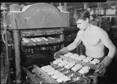 myrmekochoria - Lewis Hine, Scena z fabryki lalek (Massachusetts - Paragon Rubber Co....