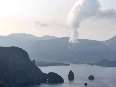 KubaGrom - Na włoskiej wyspie Vulcano alarm i częściowa ewakuacja. Wulkan tworzący wy...