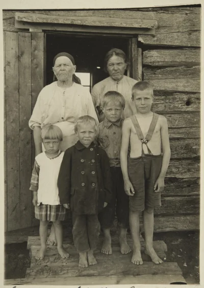 myrmekochoria - Portret rodzinny, Finlandia 1927. Dzieciaki oczywiście bez butów. Na ...