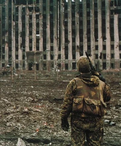 myrmekochoria - Rosyjski żołnierz w ruinach Groznego podczas I wojny czeczeńskiej, 19...