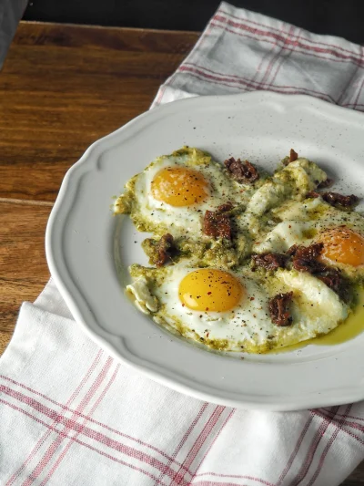 c.....i - Jajka sadzone na pesto z parmezanem i suszonymi pomidorami

Już kiedyś wrzu...