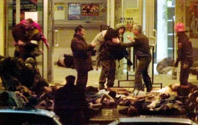 myrmekochoria - Komandosi wnoszą nieprzytomnych zakładników do szpitala po zamachu na...