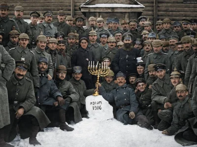 4ntymateria - Żydowscy żołnierze niemieccy świętujący Chanukę na podczas I wojny świa...