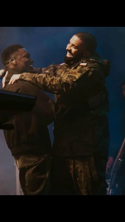 ciemnagwiazda - Drake w wojskowej kurtce z flagą PL na ostatnim koncercie.
#muzyka #...
