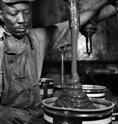 myrmekochoria - Gordon Parks, Scena z fabryki smaru, Pittsburgh, lata 40. XX wieku. 
...