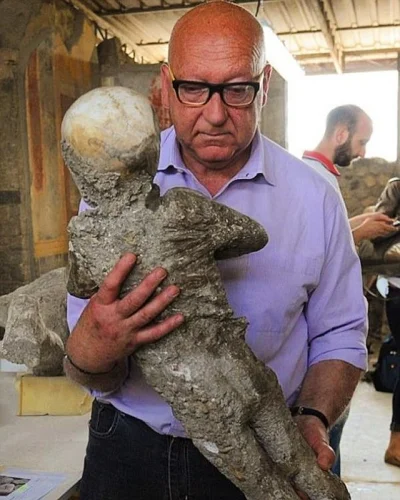 EWRNB - Archeolog trzyma szczątki 4 letniego dziecka, zabitego przez wybuch Wezuwiusz...