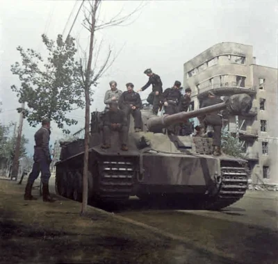 wojna - Niemiecka załoga czołgu Panzer VI 'Tiger' z 503 Ciężkiego Batalionu Pancerneg...