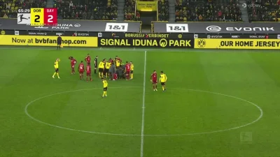 SpeaRRR - Zderzenie głowami podczas meczu BVB & Bayern Monachium

#meczgif #mecz #b...