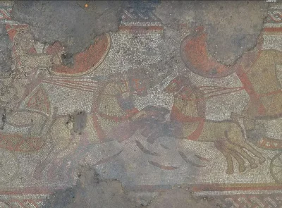 IMPERIUMROMANUM - Odkryto piękną rzymską mozaikę pod angielską farmą

W hrabstwie R...