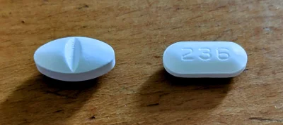 worm_nimda - #lekarstwa 
Mam białe, owalne tabletki z liczbą 236 i drugie bez niczego...