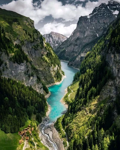 Borealny - Jezioro we wschodniej części Szwajcarii
(Fot. aventouro)
#earthporn #gory ...