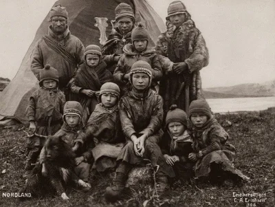 nowyjesttu - Lapończycy z psem. Północna Skandynawia, ok. 1900 roku.

#laponia #ska...