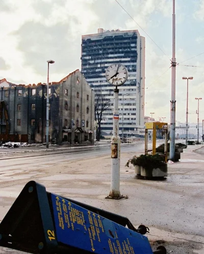 Krupier - Sarajewo, ul. Zmaja od Bosne podczas oblężenia. Widoczny w tle wieżowiec zw...