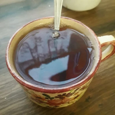 bzduraa - Jak się dokładnie przyjrzeć to można w tej herbacie dostrzec odbicie szareg...