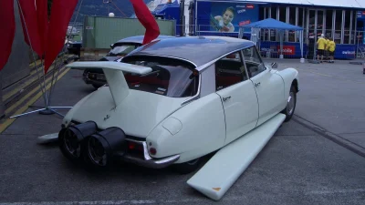 francuskie - Citroen DS w filmowej wersji z Fantomasa 

#citroen #samochody #motory...