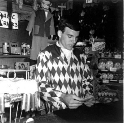 erebeuzet - Steve Martin w 1960 pracujący w disney land. W californi. 

#film #zakuli...