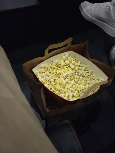 greedy_critic - Kto do kur*y wymyślił zakaz jedzenia popcornu w kinach xDDD

#heheszk...