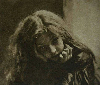 GARN - #starezdjecia #fotografia autor: Robert Demachy. “Mignon.” 1900.